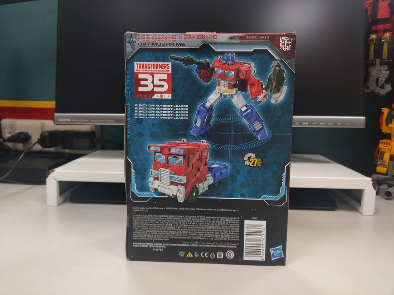 Transformers Siege Classic Animation Optimus Prime In Hand Photo Gallery 03 (3 of 24)